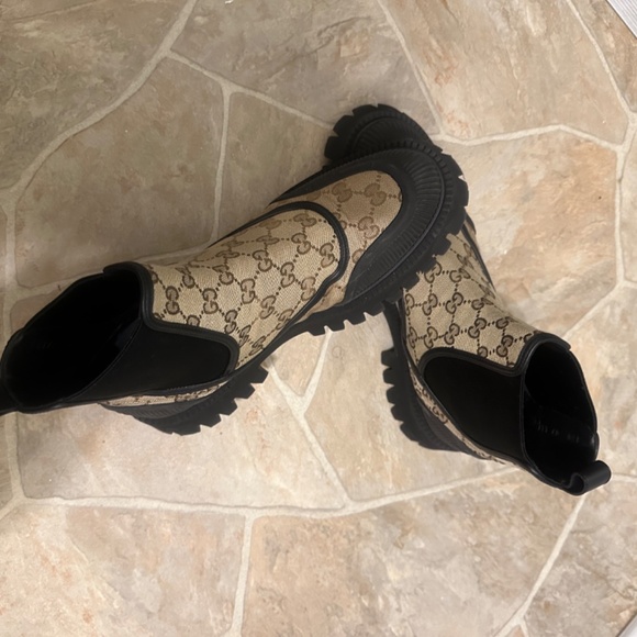 Woman’s Gucci Boots - Picture 4 of 7